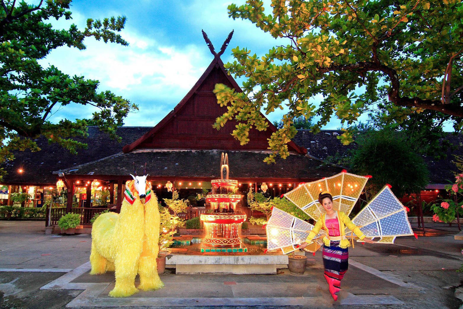 OLD CHIANGMAI CULTURAL CENTER KHANTOKE DINNER