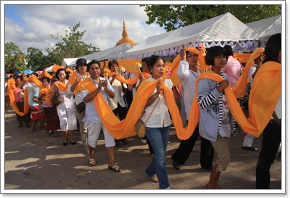 แห่ผ้าขึ้นธาตุเมืองคอน