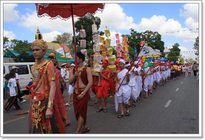 แห่ผ้าขึ้นธาตุเมืองคอน