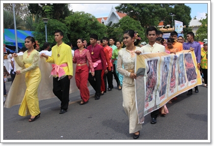 แห่ผ้าขึ้นธาตุเมืองคอน