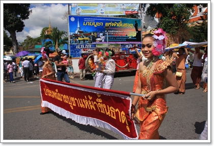 แห่ผ้าขึ้นธาตุเมืองคอน